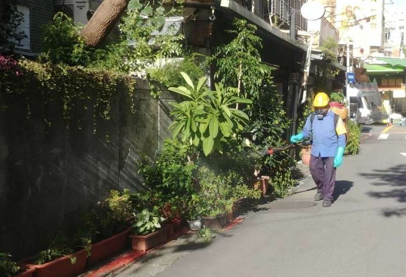 圖為工作人員加強環境噴藥清消。資料照。(台北市衛生局提供)(圖：中央社)
