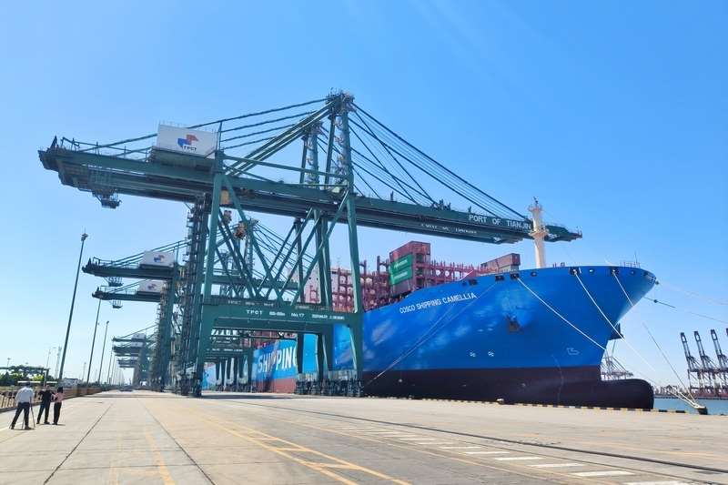 美國擬對中國製船隻徵收高額靠港費用。圖為中遠海運山茶輪。（檔案照）