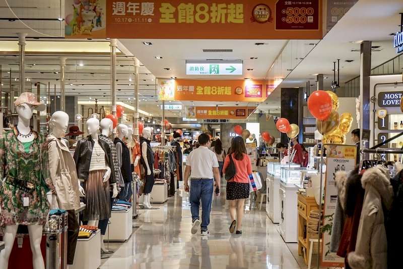 圖為百貨公司逛街的民眾。資料照。