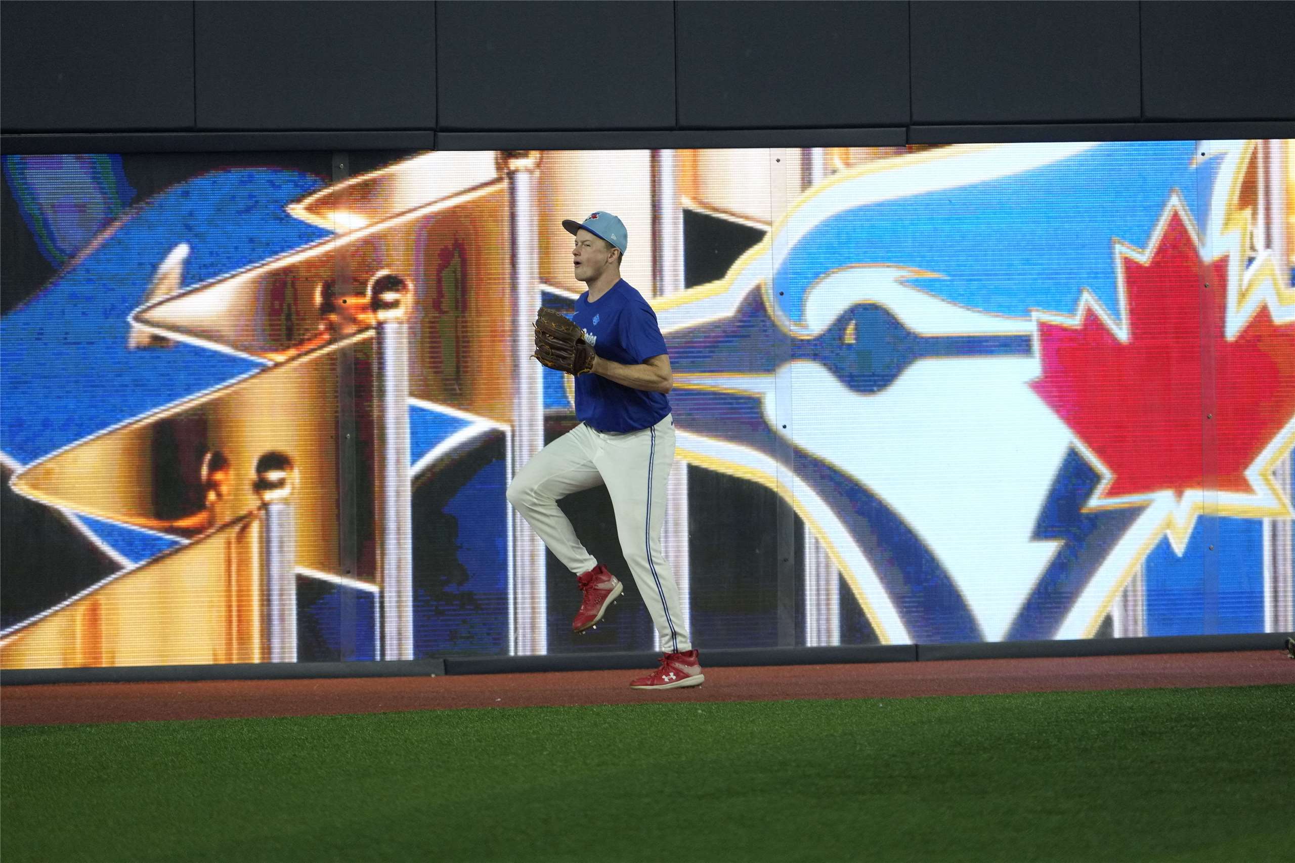 加拿大多倫多藍鳥今年打入世界大賽。將對陣洛杉磯道奇隊，多倫多藍鳥隊投手 Louie Varland(77)在羅傑斯舉行的世界大賽對陣洛杉磯道奇隊的第一場比賽前一天進行練習熱身。(路透社/