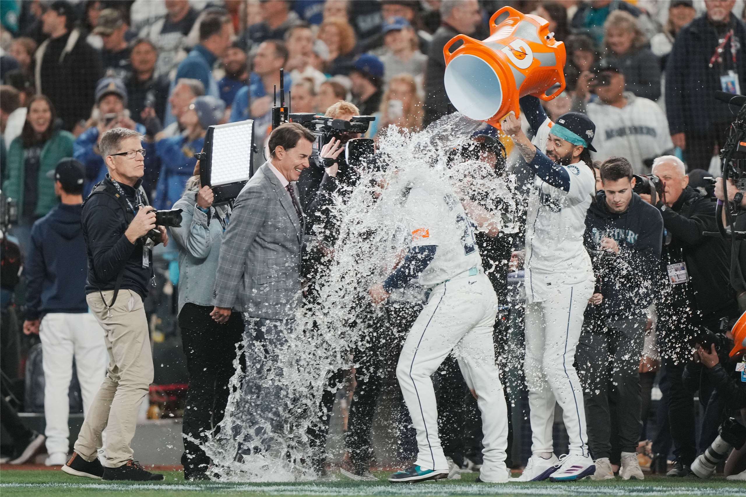 美國職棒大聯盟西雅圖水手隊遊擊手JP Crawford 在美聯冠軍賽對陣多倫多藍鳥隊的第五場比賽獲勝後，向三壘手 Eugenio Suarez 潑水。(路透社/達志影像)