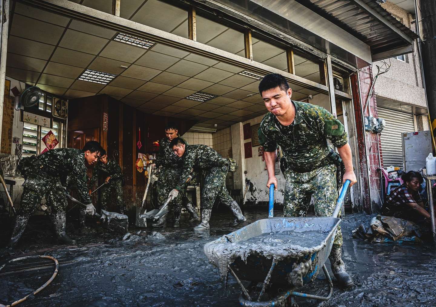 花蓮馬太鞍溪堰塞湖溢流重創光復鄉，國軍官兵全力救災。(軍聞社提供)