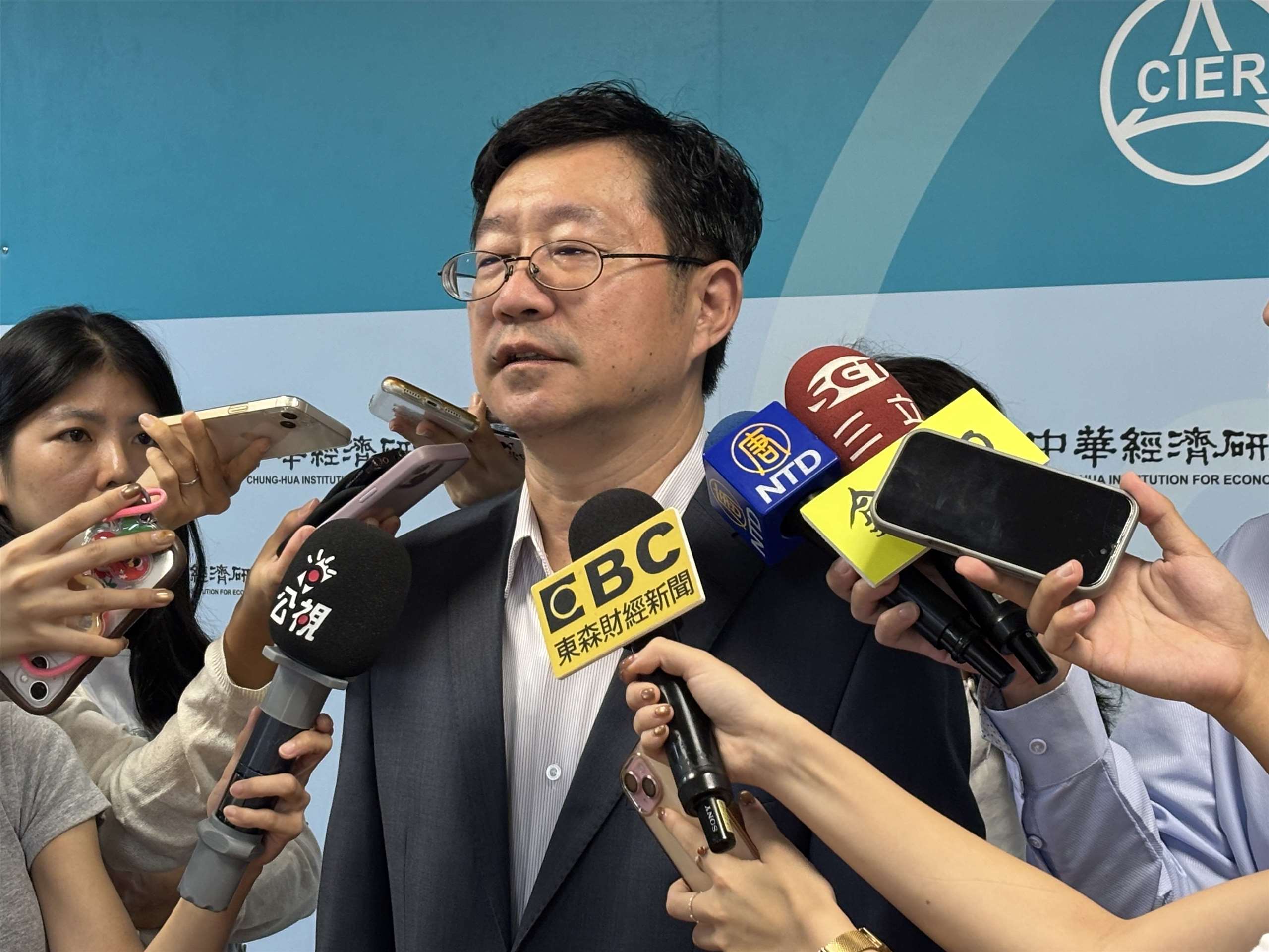 中經院院長連賢明指出，AI科技熱潮推升全球對半導體需求，且下半年維持暢旺，經濟呈「內外皆溫」。(楊文君攝)