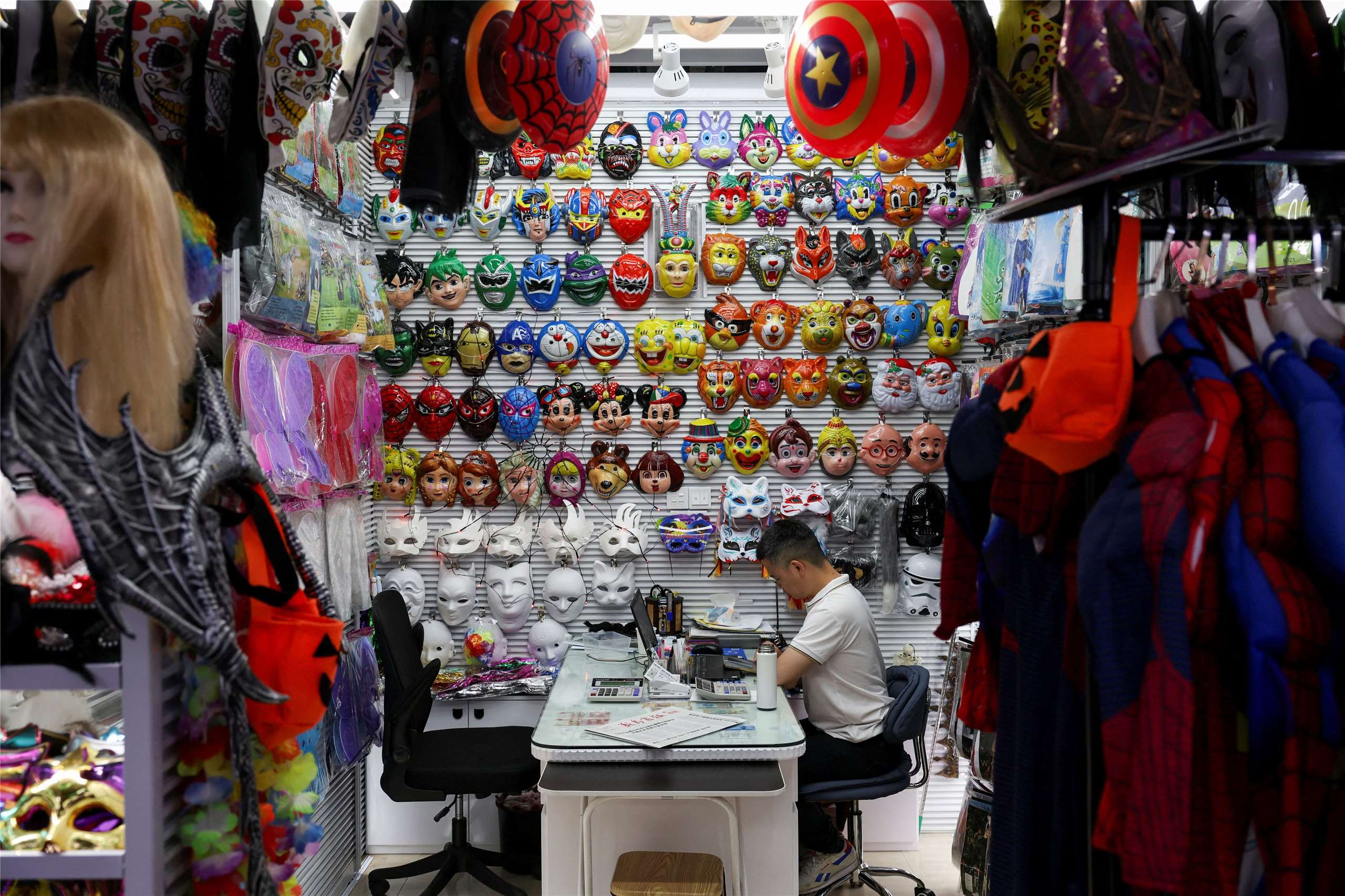 透過人力、原物料等低製造成本優勢，中國龐大的生產線正成為美中貿易戰中，北京「應戰」的底氣。圖為中國浙江義烏市國際貿易商城內一家萬聖節商品店家。(路透社/達志影像)
