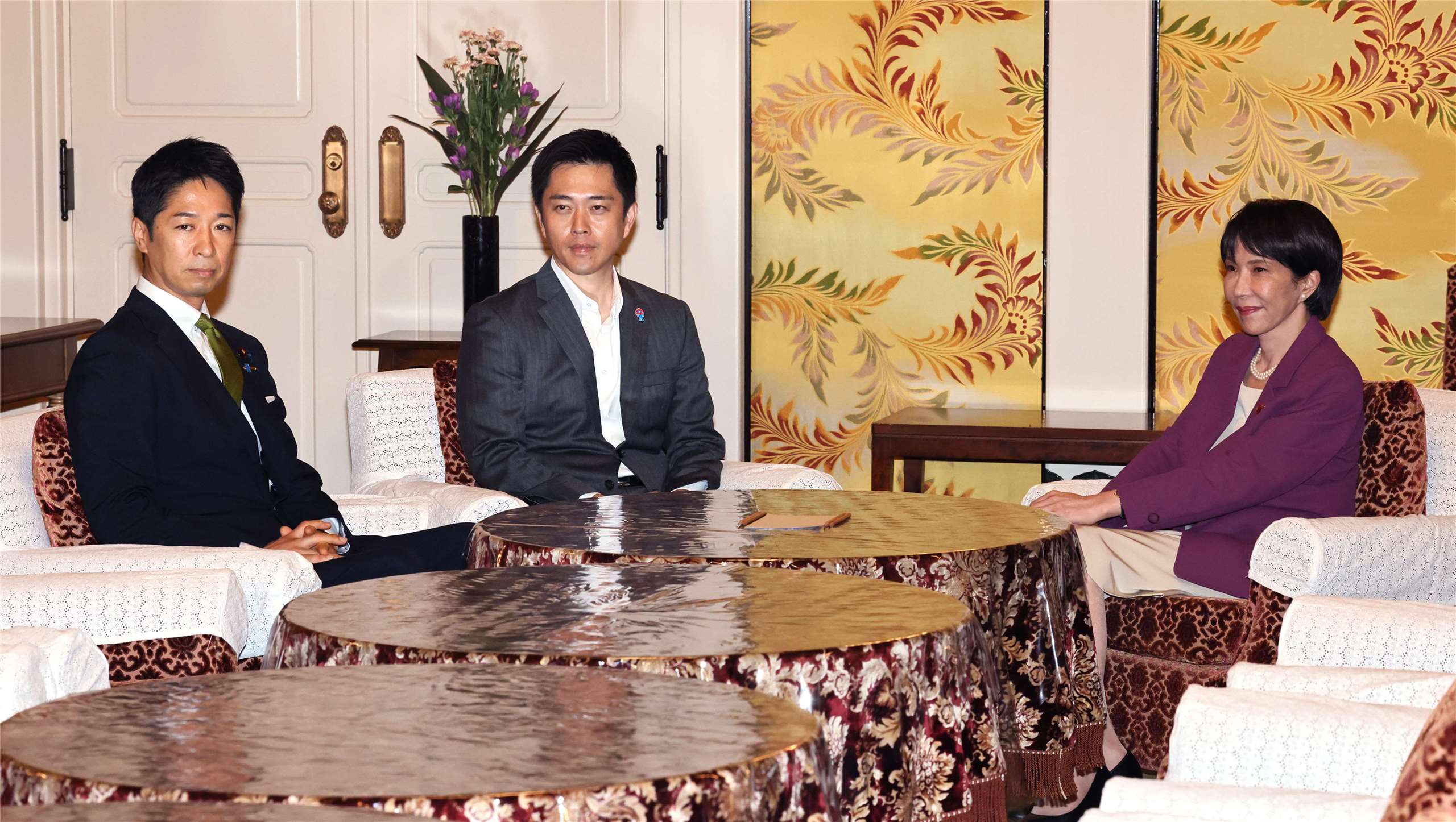 自民黨新總裁高市早苗15日與維新會代表吉村洋文(中)、共同代表藤田文武(左)會談。 