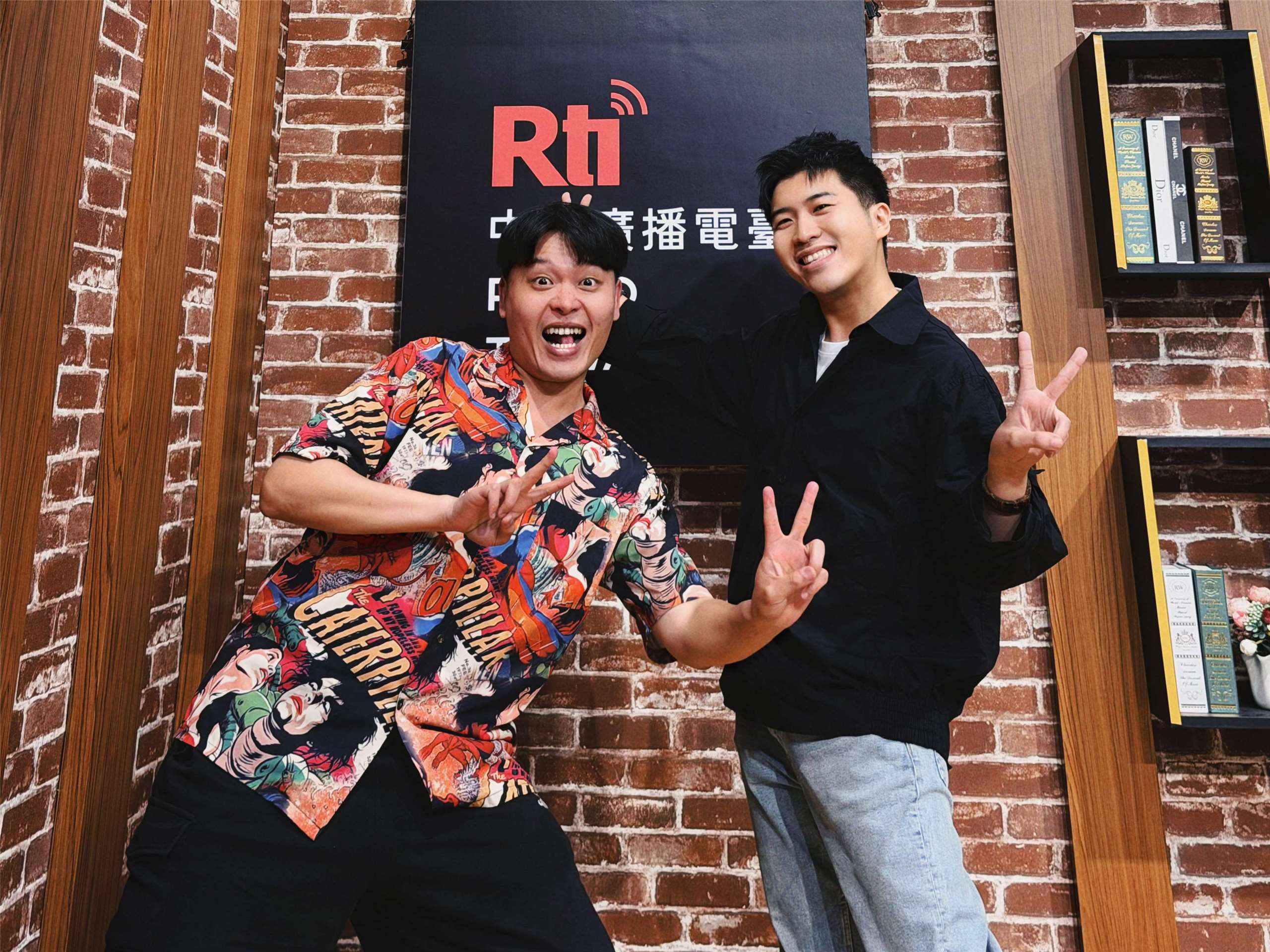 主持人內克與來賓佑仁（左）