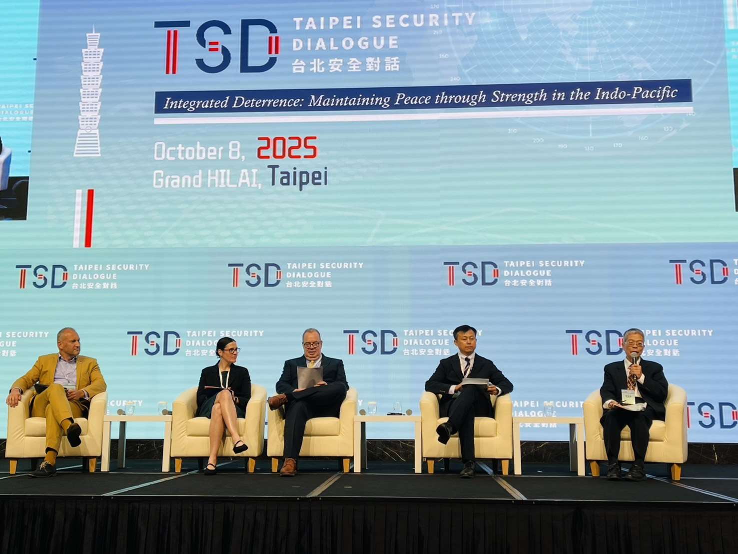 國防安全研究院8日舉辦「2025台北安全對話」論壇，在「AI、無人機與新興科技的趨勢與影響」專題中，美國國防國際公司資深顧問哈維(中)強調AI的軍事革命關鍵在於「能源韌性」。(鄭佑漢 攝)