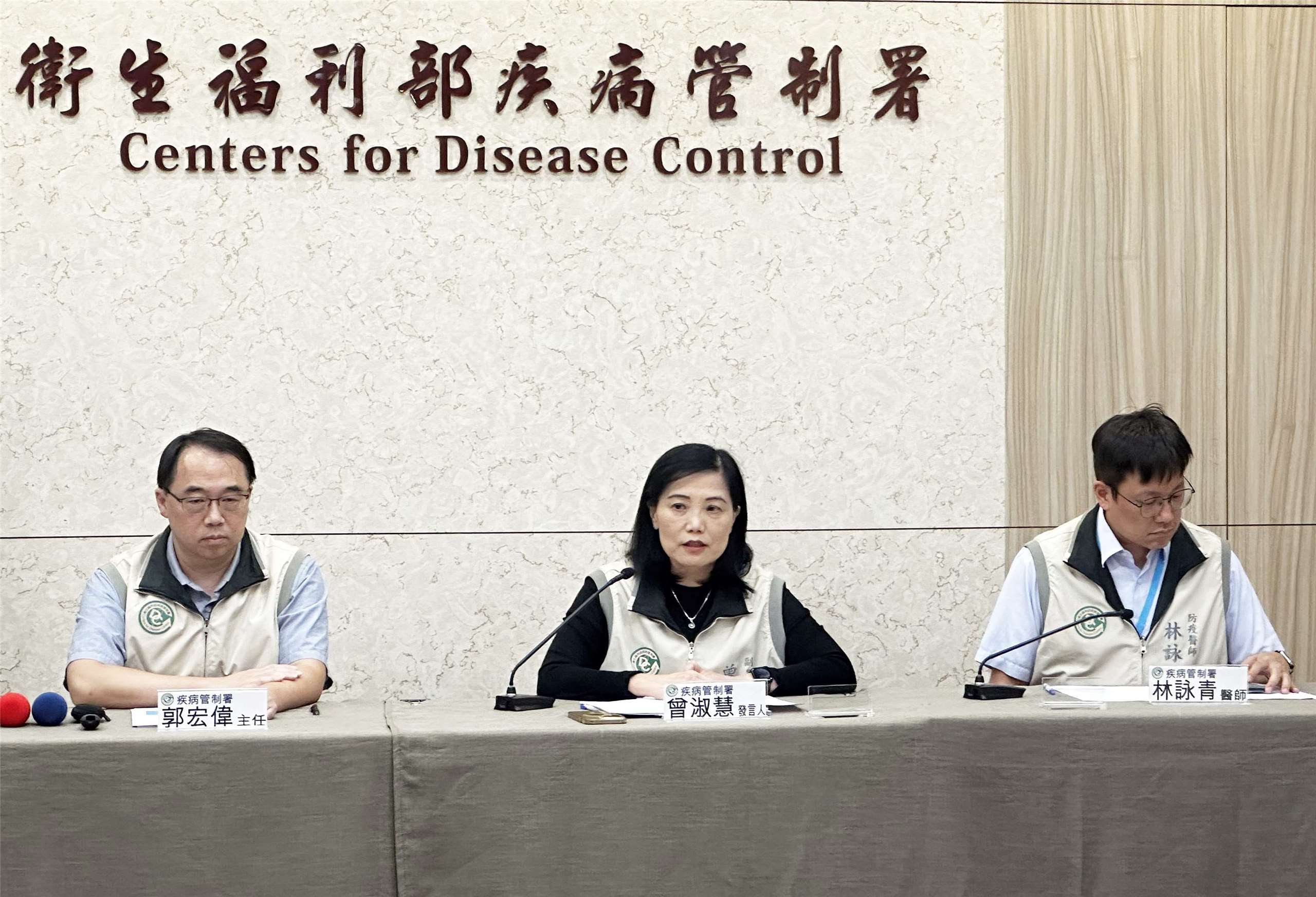 疾管署副署長曾淑慧(中)7日說明國內疫情最新情況，也呼籲民眾若前往花蓮災區幫忙，要備妥完整保護裝備。(楊雨青攝)