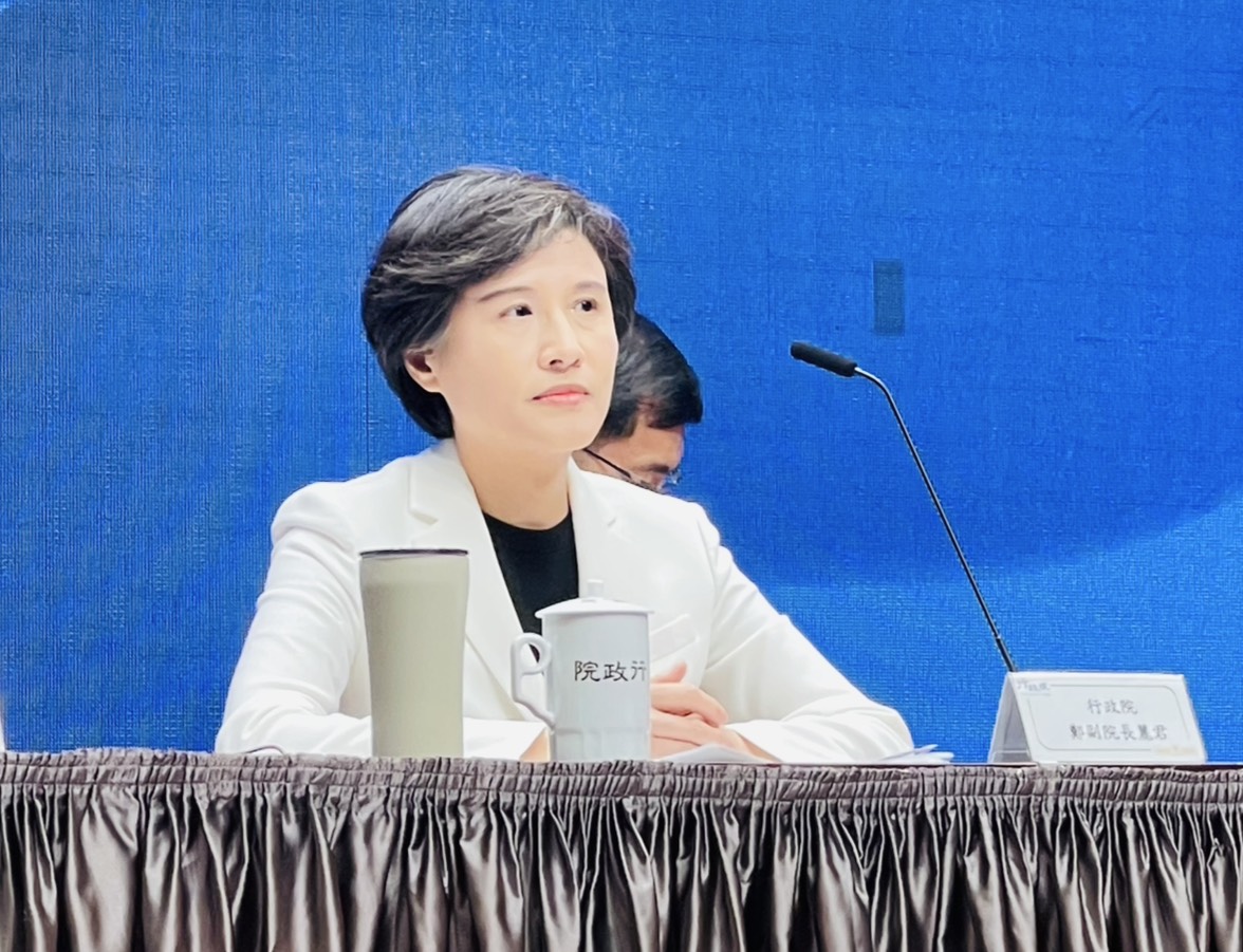行政院11日下午召開記者會說明台美關稅談判進度，副院長鄭麗君強調，持續與美方磋商更優惠稅率外，更要爭取豁免不疊加原稅率。(鄭佑漢 攝)