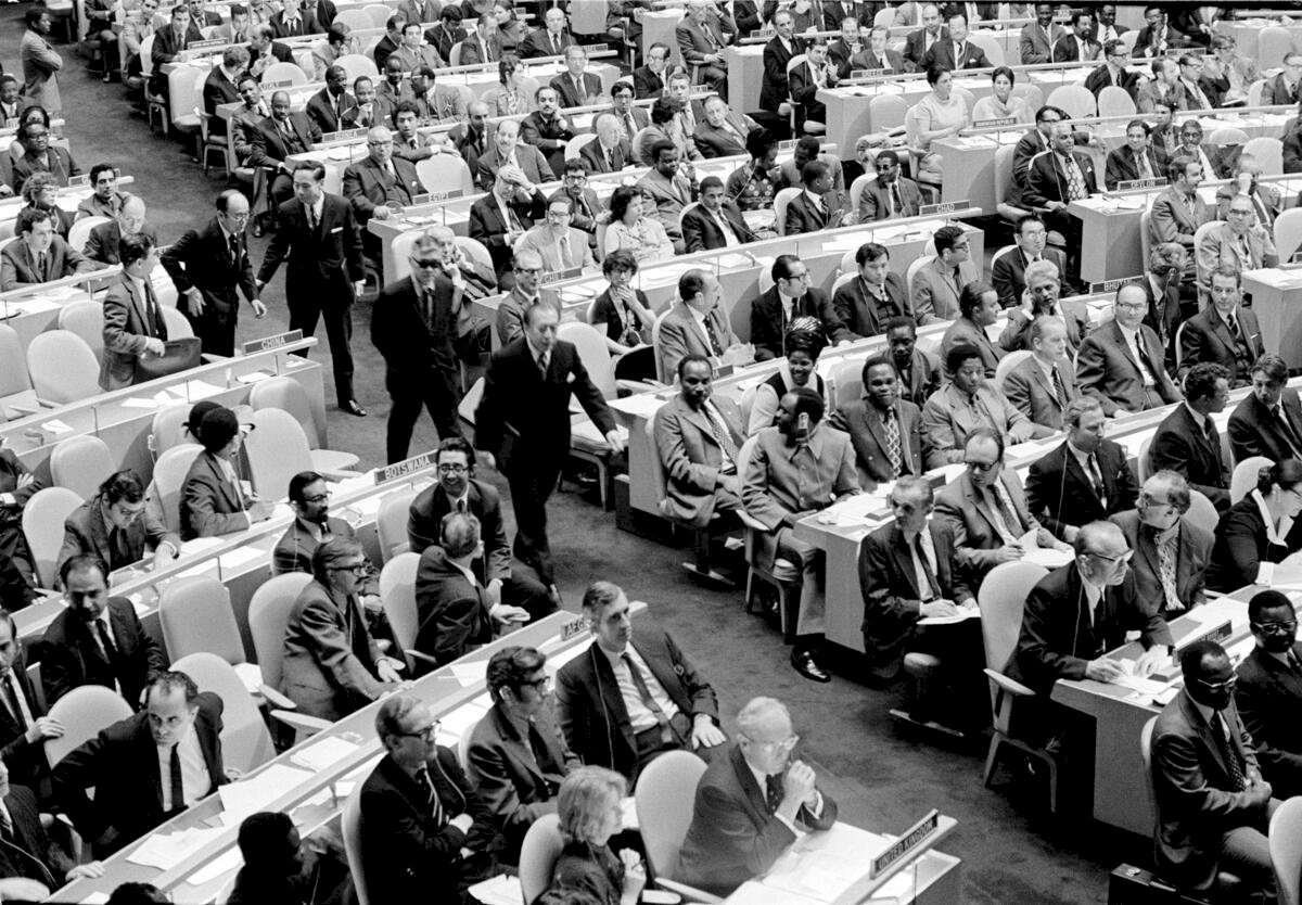 1971年10月25日，中華民國代表團駐聯合國大使劉鍇(前一)、外交部政次楊西崑(前二)等，在對阿爾巴尼亞提案的2758號決議案進行表決前離開聯合國大會堂。(圖：取材自聯合國網站)