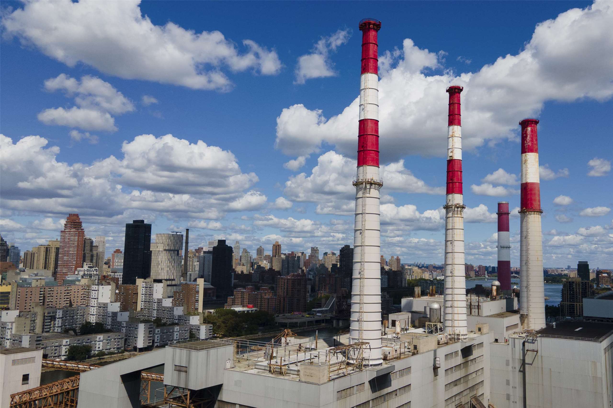 富裕國家在發電上對化石燃料的依賴不減反增。圖為美國雷文斯伍德發電站。