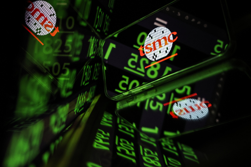 受中國管制稀土出口，美國對中加徵100%新關稅影響，美股重挫，惟美國總統川普釋出川習會將照常舉行，美指期應聲反彈。台積電13日早盤跌破1400元，拖累台股早盤重挫逾800點後，最低達26470.44點，但隨後跌勢已漸收斂。資料照。