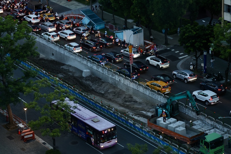 駕照制度將進行三大革新。圖為台北市公館圓環下班尖峰時段車流。(資料照片)

