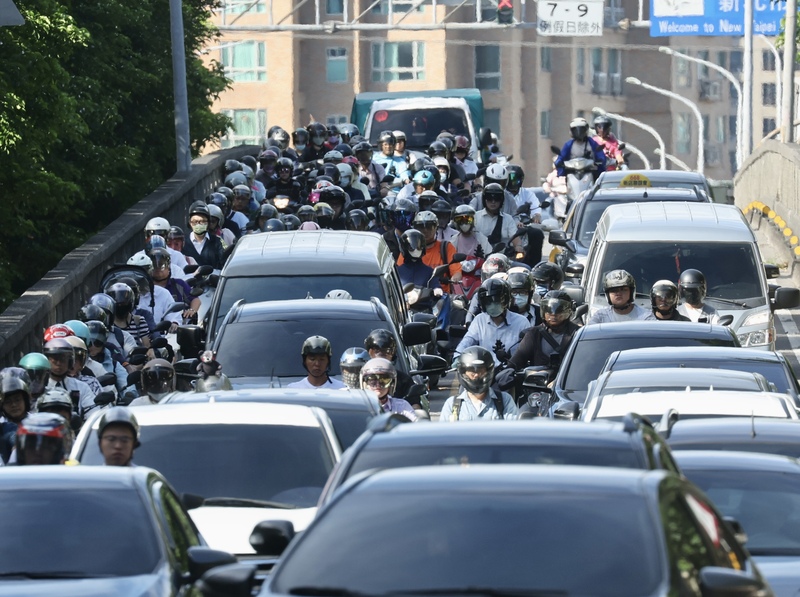 圖為路上的機車騎士與汽車駕駛。資料照。
