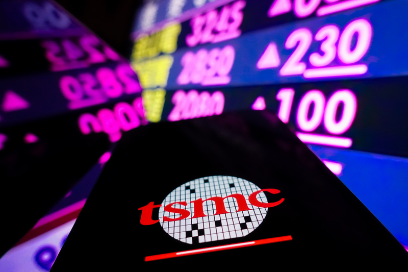 超微(AMD)與OpenAI達成AI晶片供應協議，再度點燃市場熱情，台積電ADR股價6日首度衝破300美元大關。台積電7日一開盤股價上攻續創新高，率領台股直接衝破27000大關創新高。資料照。(圖:中央社)