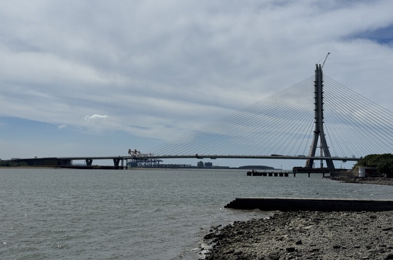 淡江大橋即將於明年5月通車，公路局14日透露，淡水端的管理中心將引進國際級的ROT營運團隊，而且即將於近日決標。