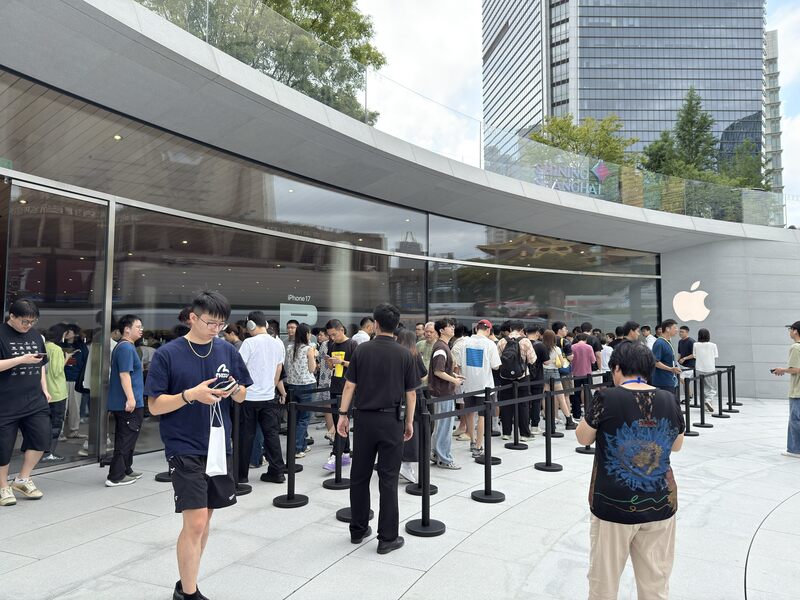 主計總處14日公布1至8月全體受僱員工累計實質總薪資平均數成長2%，創近7年同期新高，代表薪資成長追過通膨。在AI及iPhone17備貨需求帶動下，8月電子零組件製造業加班工時29.6小時，創約45年來最高。 (示意圖／中央社)