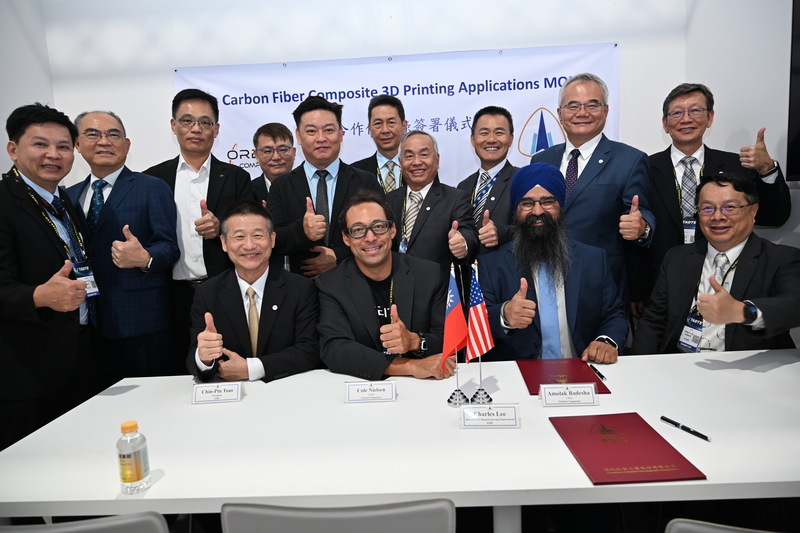 ED
漢翔與美商簽署碳纖複材3D列印合作協議
漢翔宣布於台北航太展中，與美國Orbital Composites
簽署「碳纖複材3D列印」新世代技術的合作協議。前
排左起漢翔公司總經理曹進平、Orbital Composites技
術長尼爾森（Cole Nielsen）及執行長巴德斯翰
（Amolak Badesha）、漢翔公司副總經理杜旭純。
（漢翔提供）
中央社記者江明晏傳真　114年9月20日
