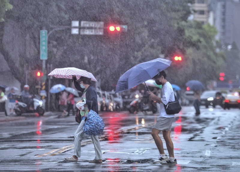 19日起受到颱風外圍環流及東北季風產生共伴效應，各地降雨機率增加。（資料照）
