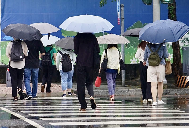 根據中央氣象署預報，17日之前大致上晴朗偏熱，大台北及中南部近山區要注意局部攝氏36度以上高溫；19日起至21日東北季風及熱帶系統發生共伴效應機率高，北部、東半部有持續性降雨、並可能有局部大雨或豪雨發生。 (示意圖／中央社)