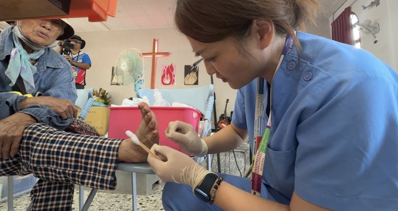 LG
堰塞湖溢流釀災　花蓮門諾醫院護理師為民眾換藥
馬太鞍溪堰塞湖溢流釀嚴重災情，花蓮門諾醫院每天
上午10時起進駐馬太鞍長老教會，設立醫療站，出身
光復鄉的護理師協助病患換藥。
（花蓮門諾醫院提供）
中央社記者洪學廣傳真　114年9月25日
