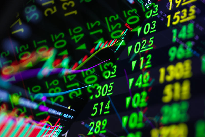 台股連日創高後，17日逢高賣壓出籠，早盤下跌超過260點，失守27400點關卡，最低27384.72點。