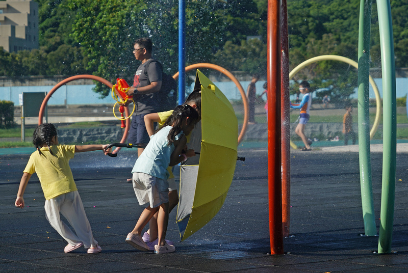 西半部高溫普遍在攝氏34至35度，東半部高溫31至32度。圖為玩水民眾。資料照。