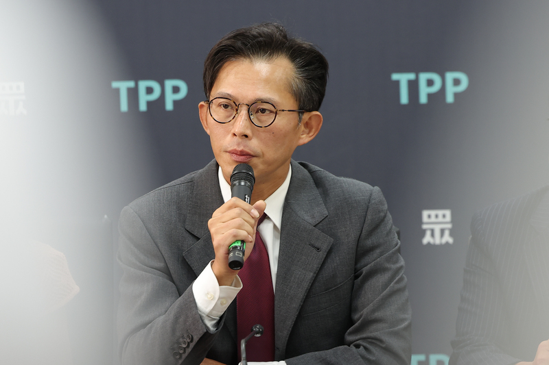 CD
黃國昌出席民眾黨「審計長投票意向說明」記者會
台灣民眾黨立法院黨團30日上午在立法院青島3館舉
辦「審計長投票意向說明」記者會，黨團總召黃國昌
（圖）出席說明，並回應近日狗仔跟監爭議。
中央社記者翁睿坤攝　114年9月30日
