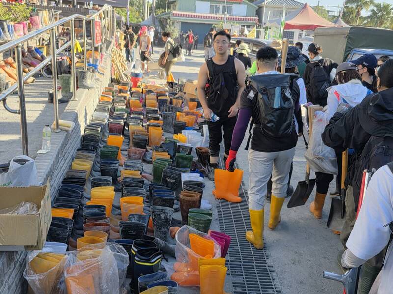 LG
「鏟子超人」清理工具留光復  由下一批人接手
各地「鏟子超人」前進花蓮光復地區協助災民清理家
園，離開前將雨鞋、鏟子等清理工具整齊排放在車站
前，讓下一批超人接手使用。
（民眾提供）
中央社記者張祈傳真 114年9月30日
