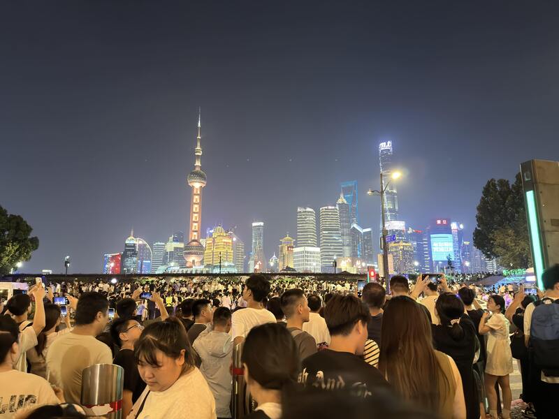 TM
暑假週末上海南京路步行街至外灘人擠人
即使不是連假期間，暑假的週末晚上上海南京路步行
街與外灘也擠滿人潮。圖攝於114年8月16日。
中央社記者廖文綺上海傳真  114年9月30日
