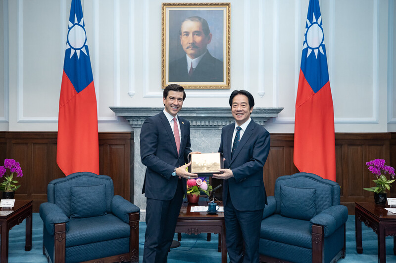 賴清德總統(右)30日下午接見美國農業部貿易及對外農業事務次長林德柏格時表示，台灣業者規劃在未來4年採購100億美元的美國農產品，除加速台灣畜產業生產效率，也有助於提升台灣糧食安全。資料照。(圖:中央社)