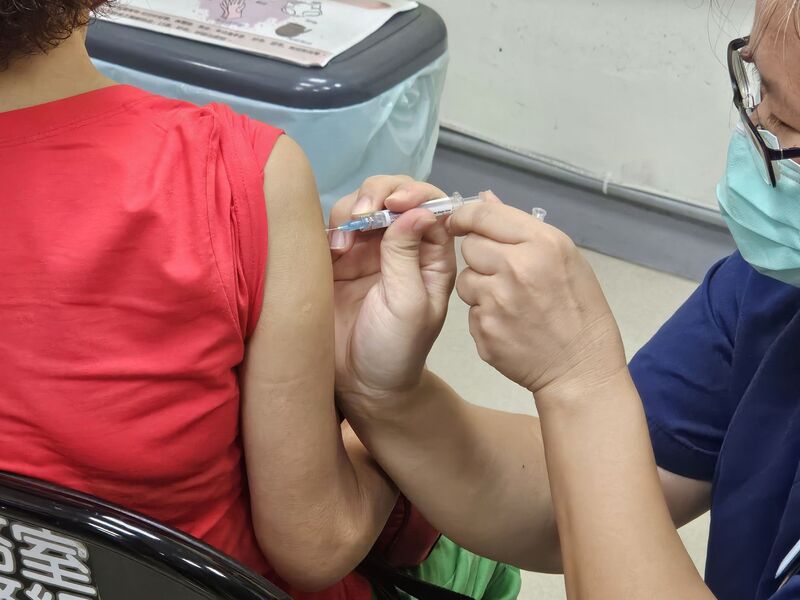 國內流感疫情持續升溫，醫師呼籲民眾盡快接種疫苗。