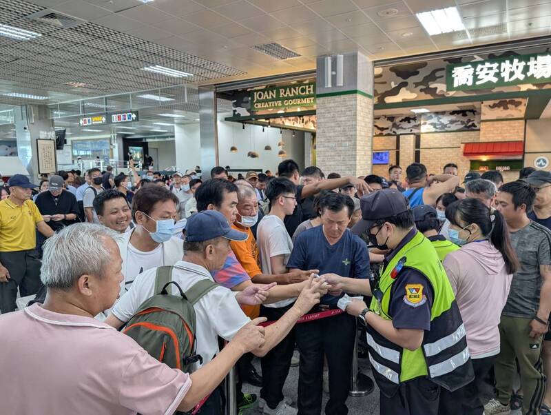 教師節連假後，金門仍有至少200名旅客滯留機場，為疏運旅客，金門航空站1日上午現場調查願意搭船
返台旅客，並發放搭船售票號碼牌。
