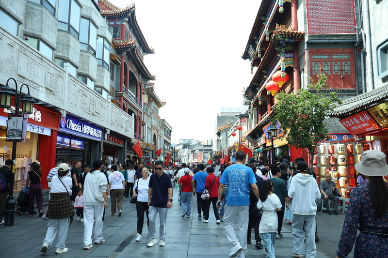 中國十一長假期間，北京多地湧現人潮。圖為前門大街人潮。