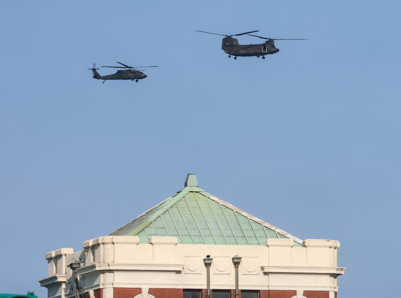雙十國慶空中操演，圖為1架UH-60M黑鷹直升機、1架CH-47SD契努克運輸直升機，通過總統府上空。
