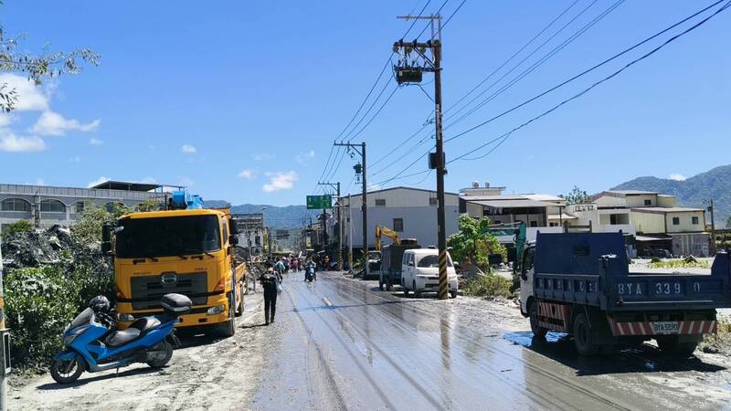 花蓮馬太鞍溪堰塞湖溢流致災，國土署2日指出，災區需要更多清溝車及工程灑水車，目前仍在調度中；內政部另表示，花蓮縣政府提出備役役男人力調度需求，預計在10月13日起分2梯次實施勤務召集。 (圖：中央社)