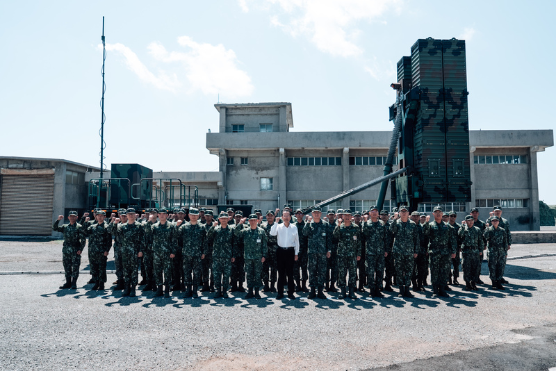 秋節將至，國防部長顧立雄（白衣）2日赴澎湖地區，慰勉包括天弓飛彈連在內的陸海空軍部隊，期許持續深化實戰化訓練，維持高戰備防衛作戰整備水準，戮力守護國土安全。（國防部提供）