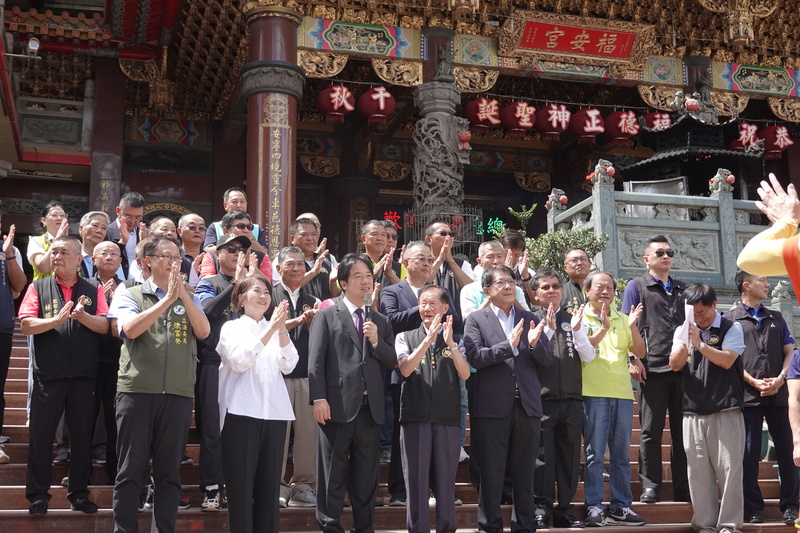 PD
賴總統車城福安宮參拜　與民眾對話
總統賴清德（前左3）3日上午抵達屏東縣車城福安宮
參拜，並步行到廟埕前與民眾對話，賴總統表示，台
灣經濟成長率超過日本、美國及中國，呼籲台灣人要
對自己有信心。
中央社記者李卉婷攝　114年10月3日
