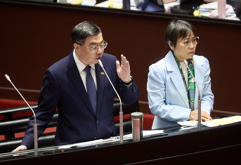 馬太鞍溪堰塞湖溢流重創花蓮光復鄉，有立委指出，社群廣傳一部影片，內容提及賑災收到的善款，會被民進黨政府挪用。行政院長卓榮泰（左）3日在立法院駁斥影片內容，並強調款項一定會用在災民身上，會直接、快速有效發放。右為內政部長劉世芳。
