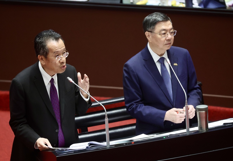 行政院長卓榮泰率領行政團隊赴立法院報告「因應國際情勢強化經濟社會及民生國安韌性特別預算案」並備質詢。左為國防部長顧立雄。