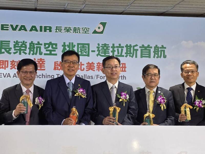 長榮航空睽違9年再度開闢北美新航點，今天首航桃園－達拉斯航線，由長榮航空董事長林寶水(左2)、總經理孫嘉明(右1)邀請外交部長林佳龍(左1)共同主持首航儀式。
