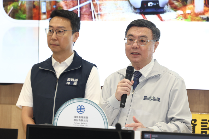 中秋連假到來，行政院長卓榮泰（右）在3日傍晚視察鐵公路疏運情況，並提醒未來仍將有許多志工湧入花蓮救災，因此他除了指示各單位做好4項志工服務，同時呼籲這些「鏟子超人」做好3件事。 (圖：中央社)