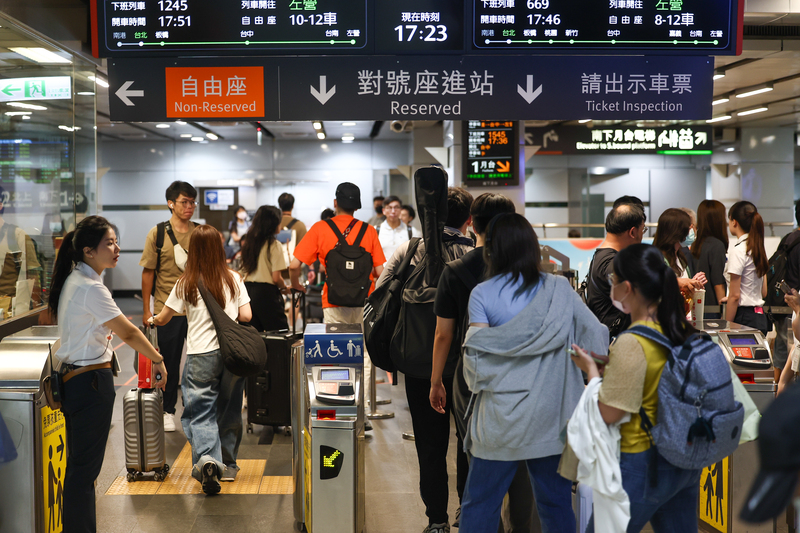 中秋連假4日展開，高鐵站湧現搭車人潮。(資料照片)
