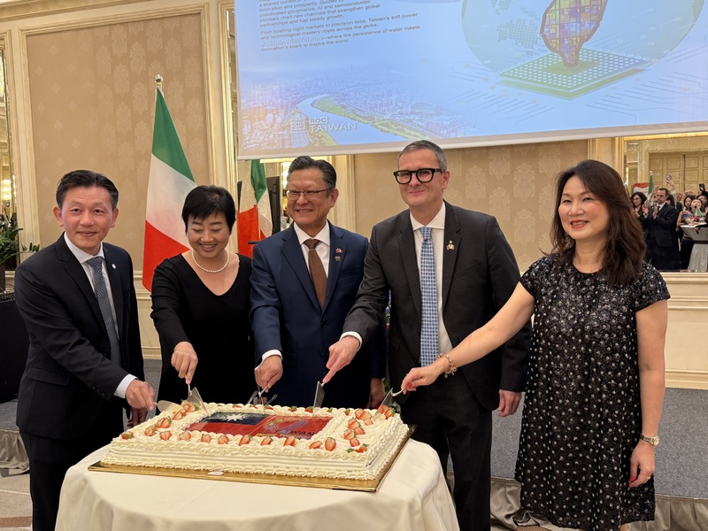 駐米蘭辦事處長林讚南（左3）與參加國慶酒會的國內外重要嘉賓一同切蛋糕慶祝。（駐米蘭辦事處提供）