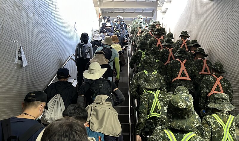 中秋節首日國軍派遣2413名官兵入災區，力拚中秋節前完成道路清淤。圖為車站出現井然有序的軍人，也有專業技能的志工。中央社記者盧太城花蓮攝 114年10月4日
