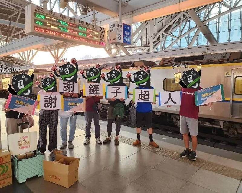花蓮馬太鞍溪堰塞湖溢流致災，全台志工湧入光復，有網友分享，在台中看到「助鏟士」蹲點車站提供物資，並高舉「謝謝鏟子超人」標語。（讀者提供）
