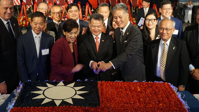 駐洛杉磯辦事處舉行國慶酒會，處長紀欽耀（右3）與聯邦眾議員趙美心（右4）、高野（右2）切國旗蛋糕。