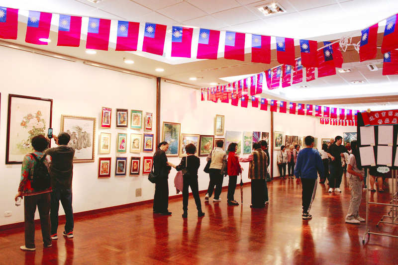 巴西華人美術協會書畫聯展4日舉行開幕式，展區陳列多元藝術作品，包括油畫、國畫、書法、陶瓷、鑽石畫、數位攝影版畫等，展現華人藝術家的創意與匠心。