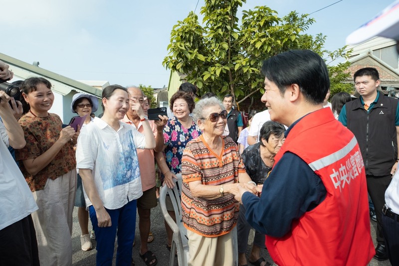總統賴清德（右）5日一連安排嘉義、台南、花蓮行程，關切災後復原，遇上一名高齡90歲的阿嬤。（總統府提供）