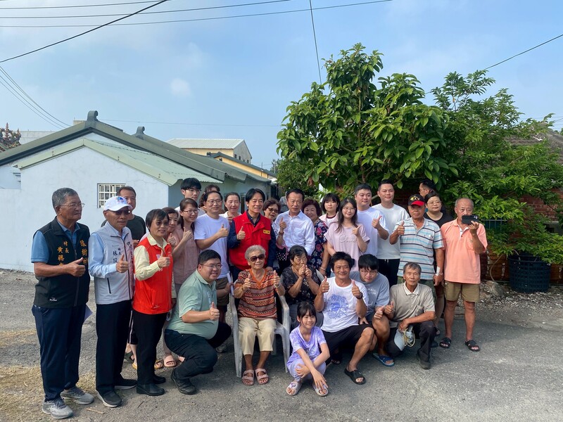 內政部長劉世芳（左3橘背心者）5日陪同總統賴清德（中間紅背心者）到嘉義縣東石鄉關心丹娜絲風災災民，及視察受損民房復原進度。（內政部提供）
